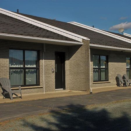 Motel Du Canton Valcourt Eksteriør billede