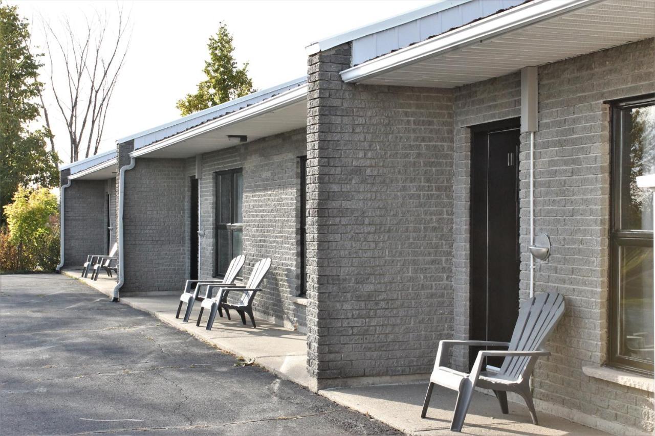 Motel Du Canton Valcourt Eksteriør billede